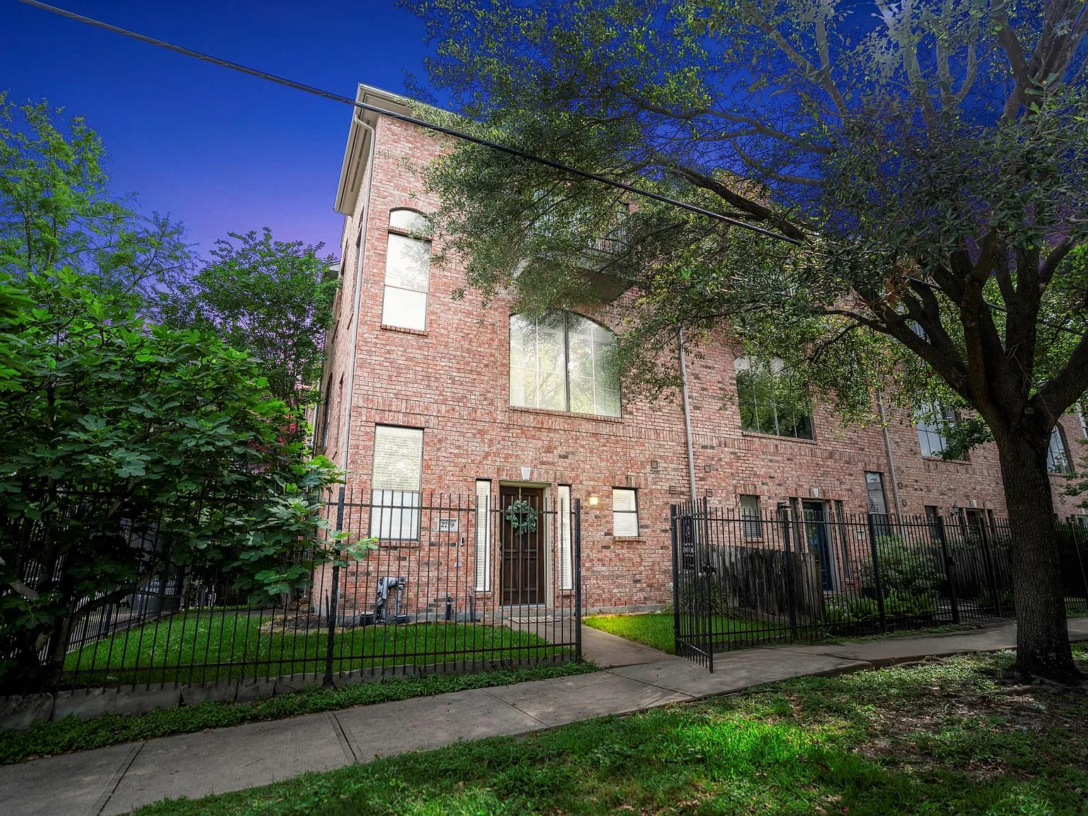 2 bed, 2.5 bath, 1516 sqft, $2,800 — Photo 3