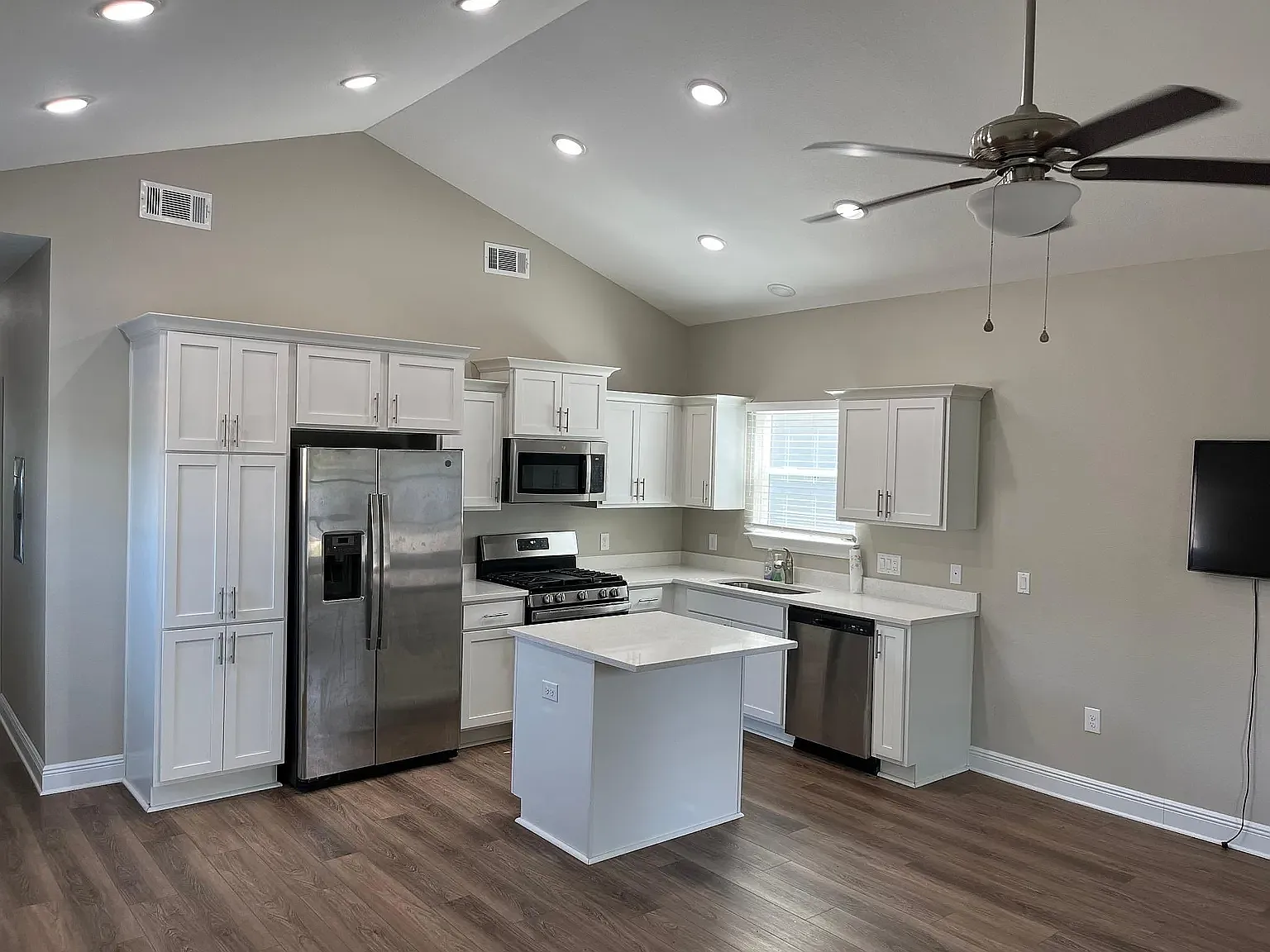 3 bed, 1054 sqft, $2,100 — Photo 4