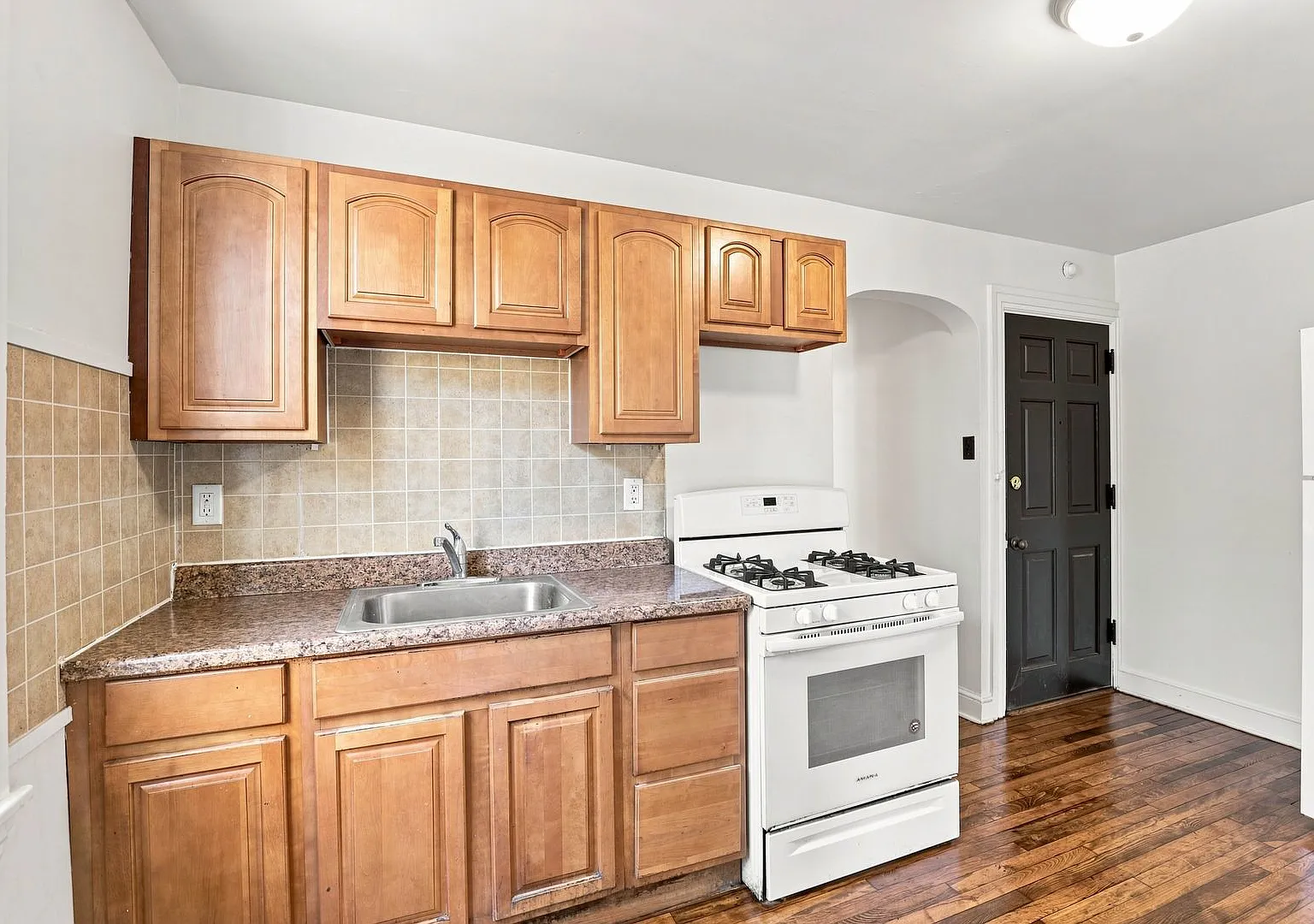536 E Fulton St — Photo 4