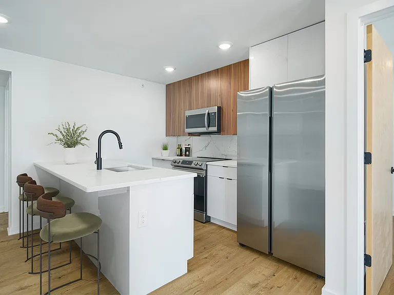 630 Moore St #4R — Photo 3