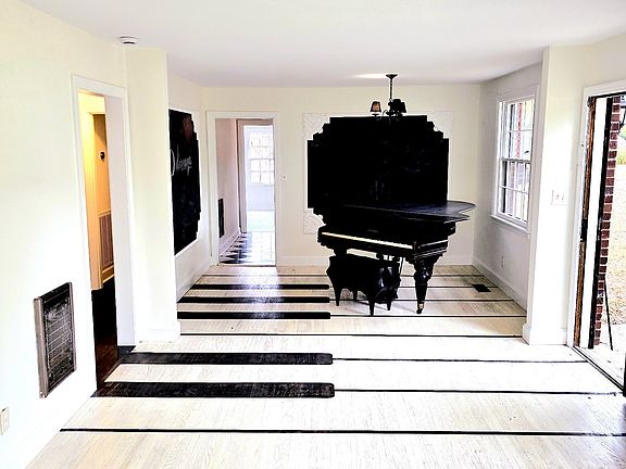 3rd image of 715 Oakdell Ave