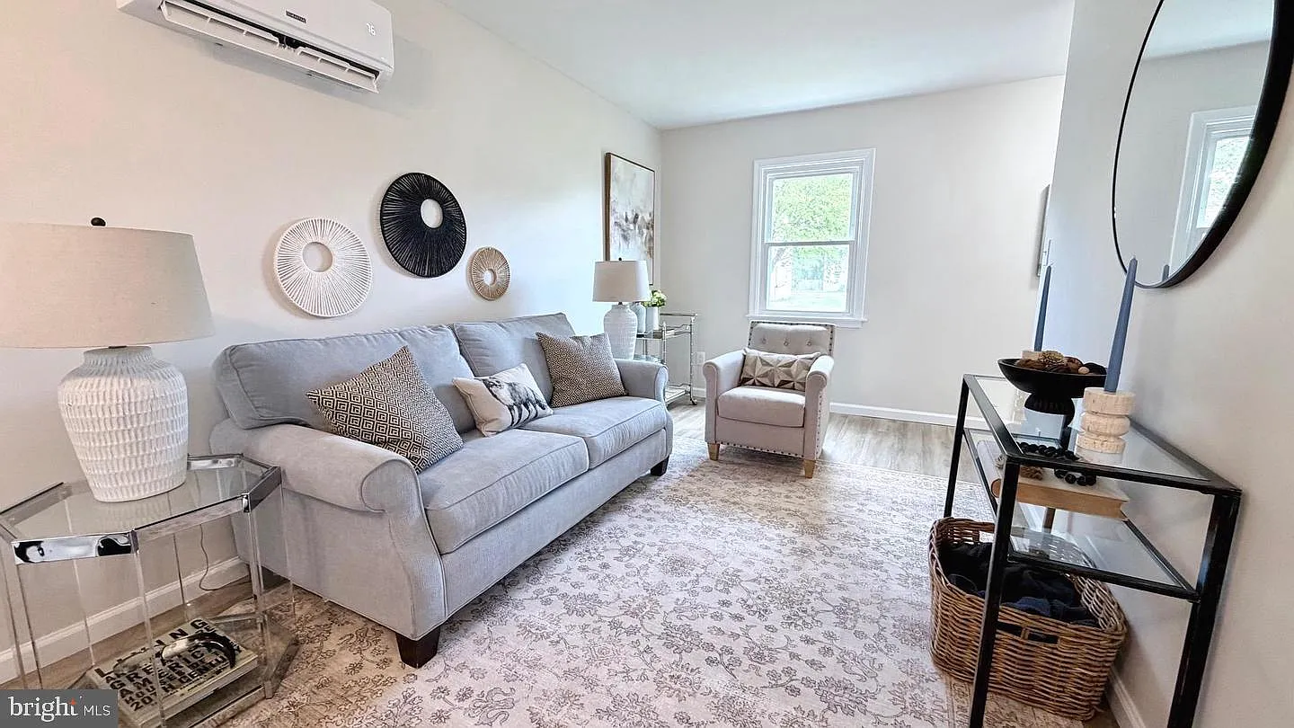 3 bed, 1.0 bath, 975 sqft, $2,150 — Photo 3