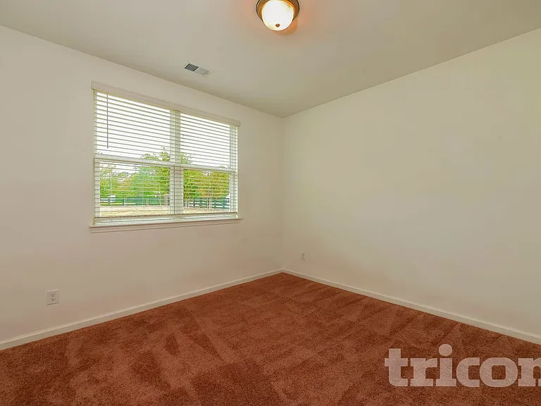 150 Everett Sq — Photo 7