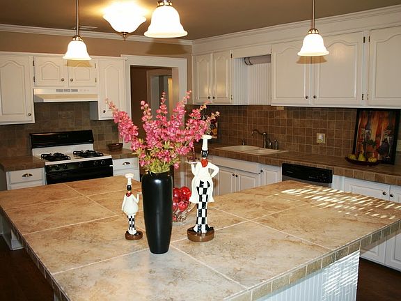 Kitchen and Island Bar