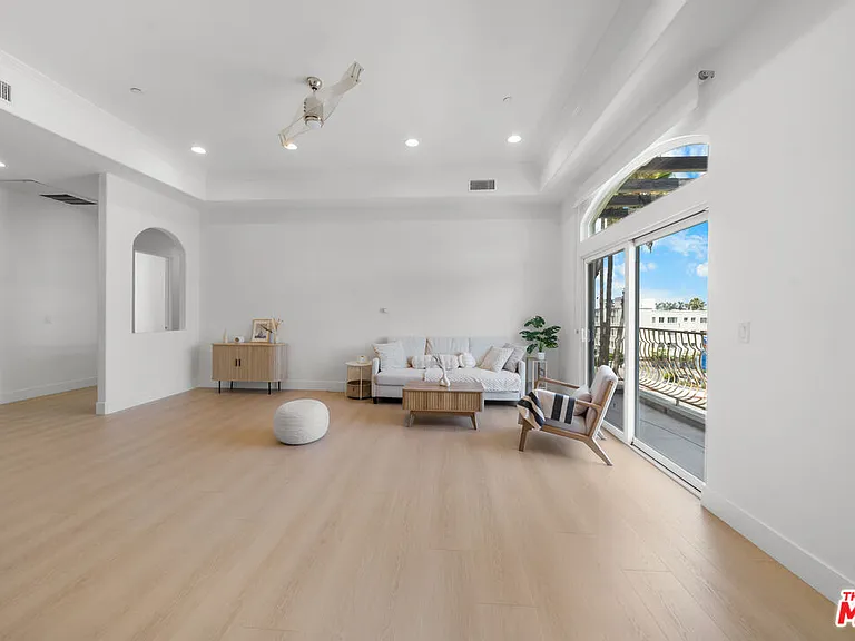 309 S Mariposa Ave #301 — Photo 7