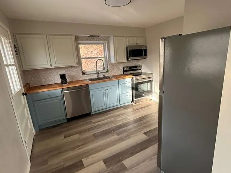 1221 Graham Ave — Photo 3