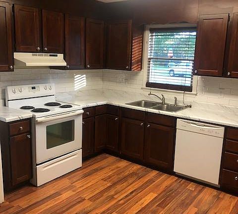 Upgraded large kitchen