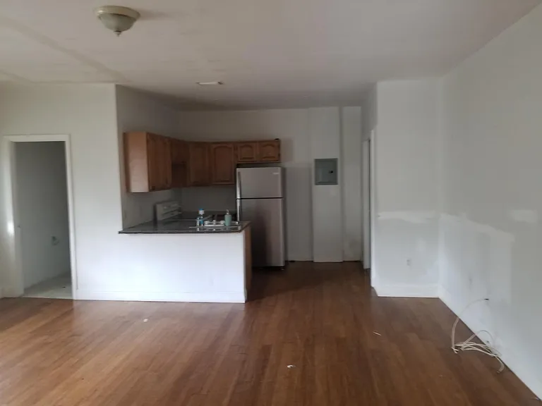 345 NW 34th St #8 — Photo 4