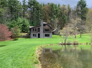 121 Deep Hollow Ln, Dingmans Ferry, PA 18328