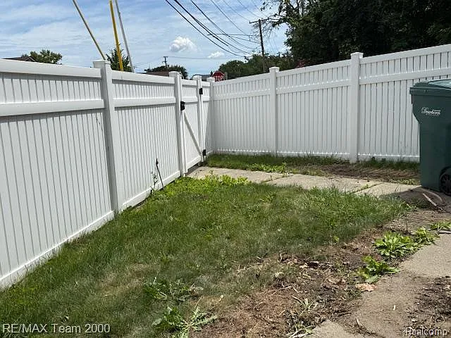 3 bed, 1.0 bath, 1800 sqft, $2,200 — Photo 3