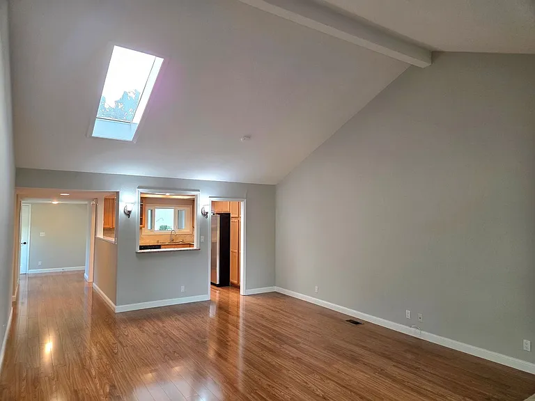 565 Rolling Hills Ln — Photo 3
