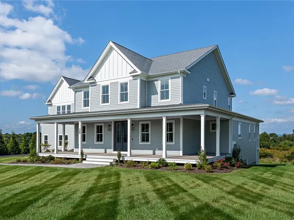 28 Strawberry Ln, Portsmouth, RI 02871