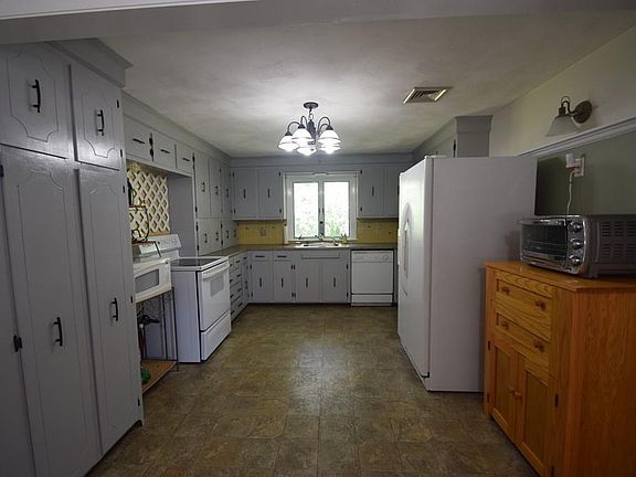 4th image of 12 Oakhill Dr