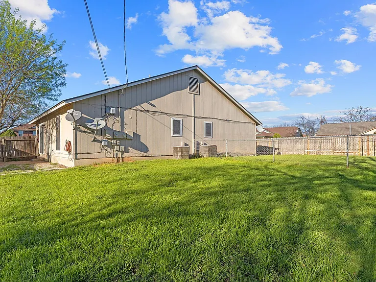 413 Country Aire Dr — Photo 23