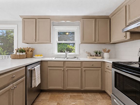 5th image of 6 Pond View Rd
