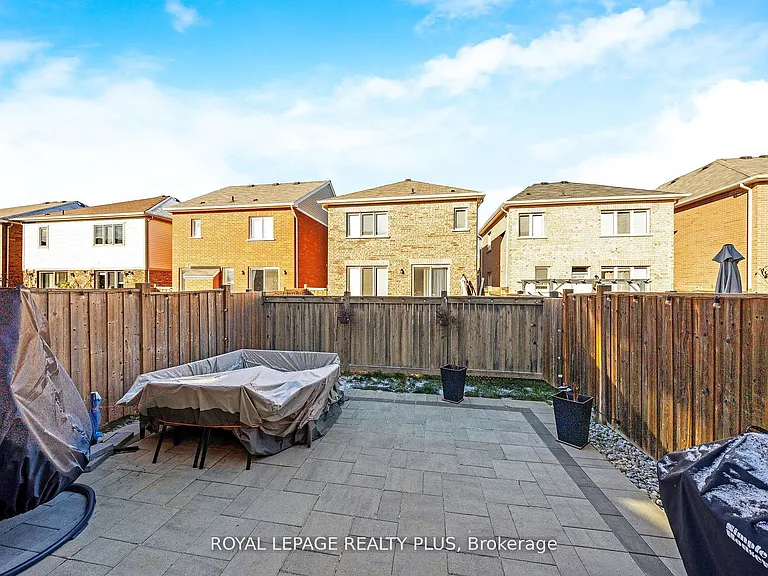 1542 Gainer Cres — Photo 38