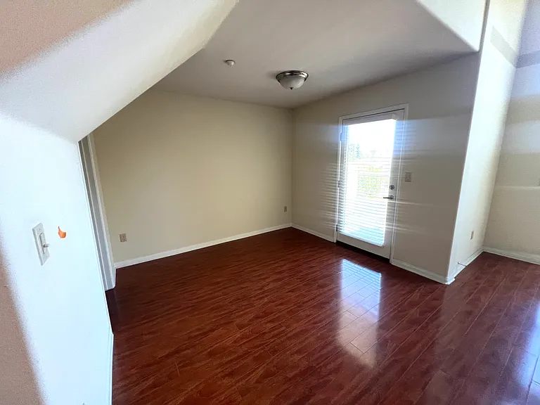 1154 Bellevue APT — Photo 2
