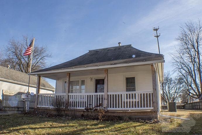 1st image of 616 6th Ave E