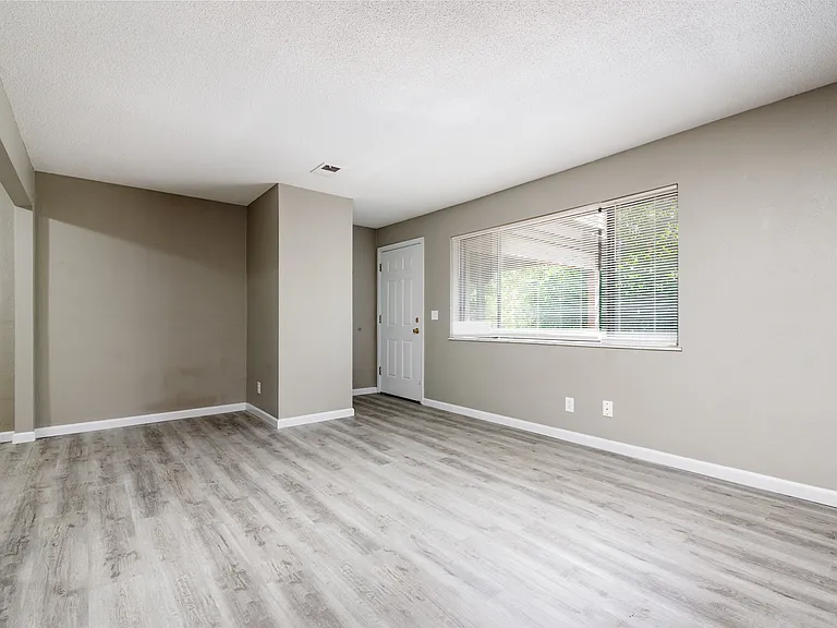 100 Woodhenge Dr — Photo 8
