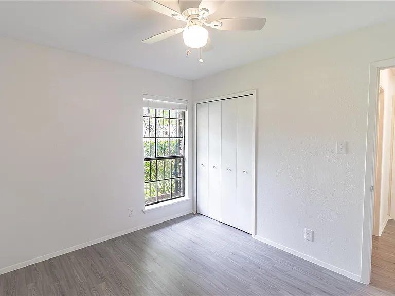 906 Red Cliff Dr — Photo 16