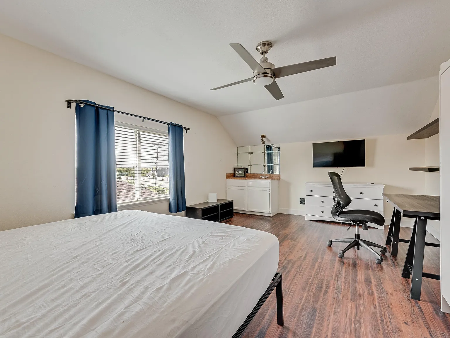 4 bed, 2.0 bath, 1800 sqft, $888 — Photo 2