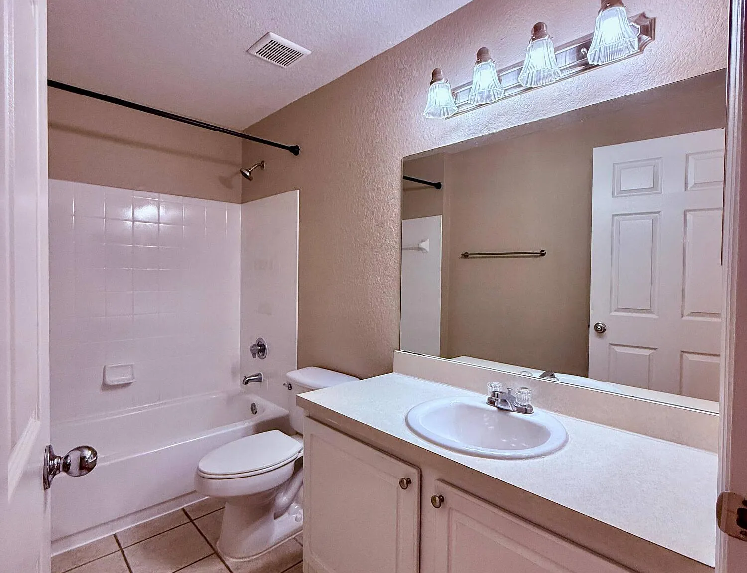 3 bed, 2.0 bath, 1079 sqft, $2,400 — Photo 3