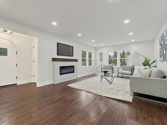5th image of 15W105 Harrison St