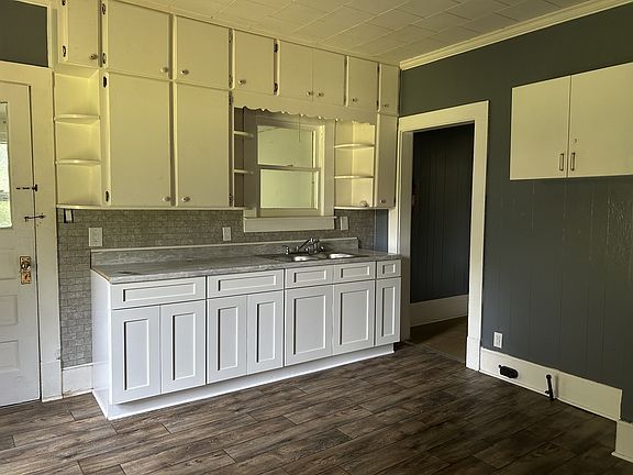 3rd image of 107 Hemlock St
