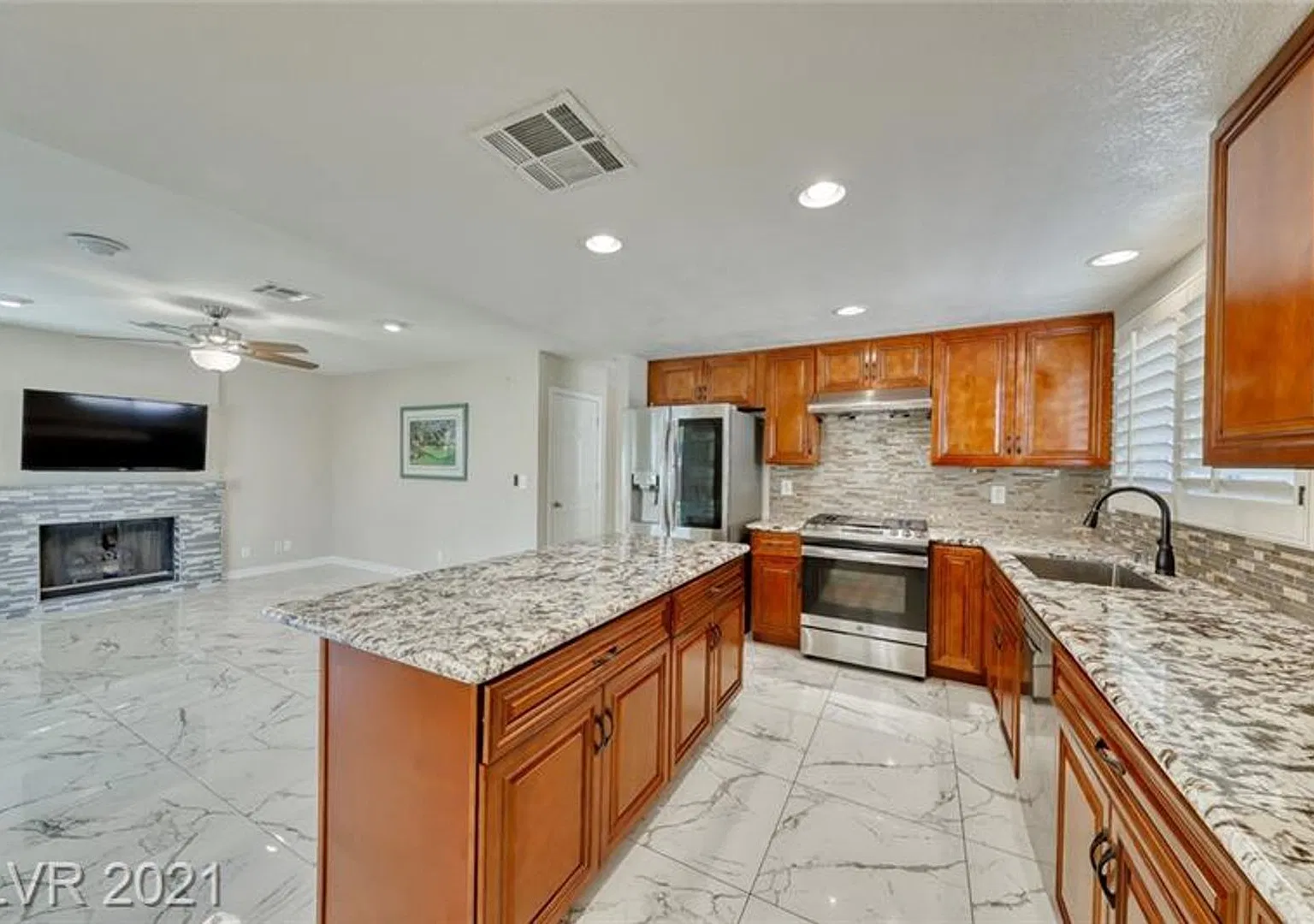 Gorgeous 4 bedroom home with large corner lot! — Photo 3