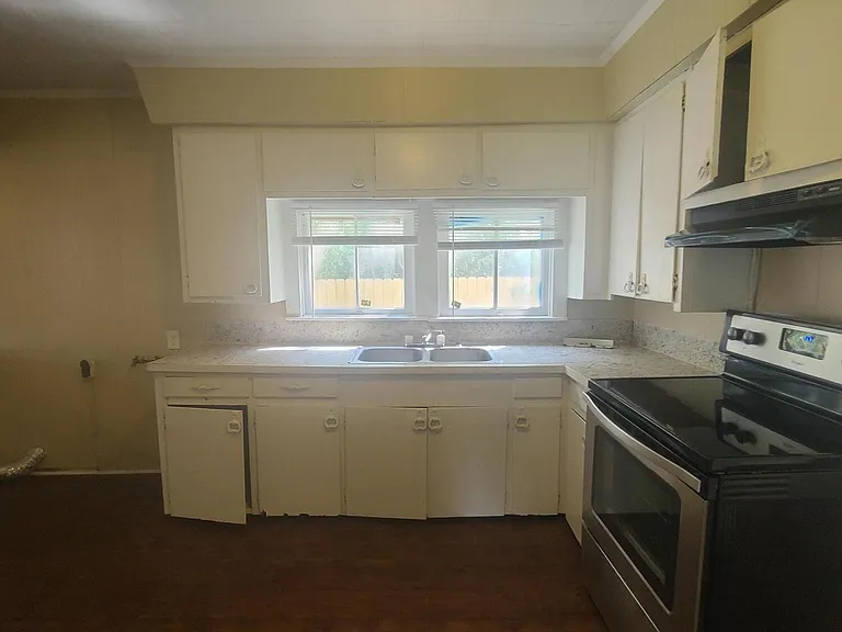 1032 N Railroad Ave — Photo 7