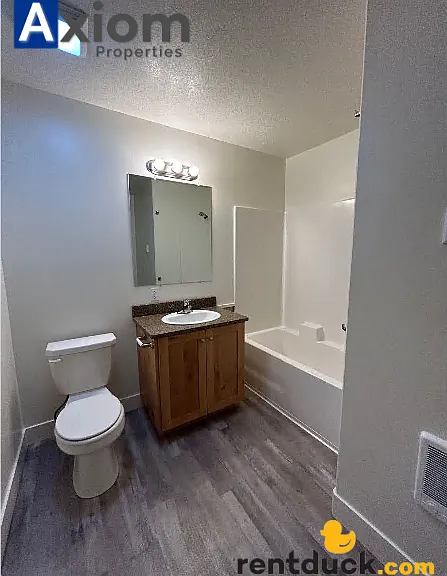 Beautiful 3 bedroom 1 bathroom apartment available now! — Photo 5
