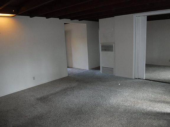 Living room (view 1)