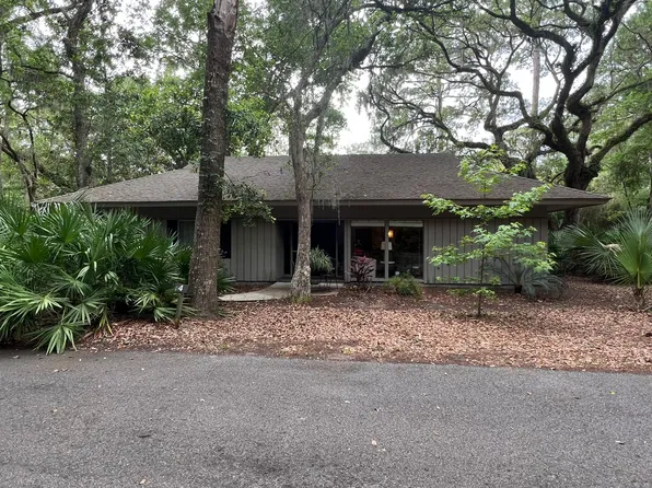 4 Pender Ln, Hilton Head Island, SC 29928
