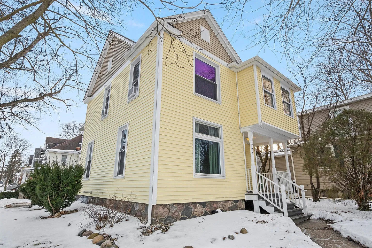 3 bed, 1350 sqft, $2,100 — Photo 1