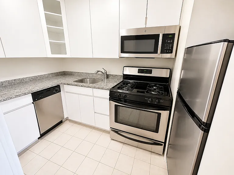 333 E 49th St #9G — Photo 4