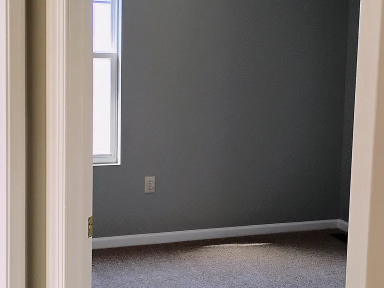 Guest bedroom, new carpet