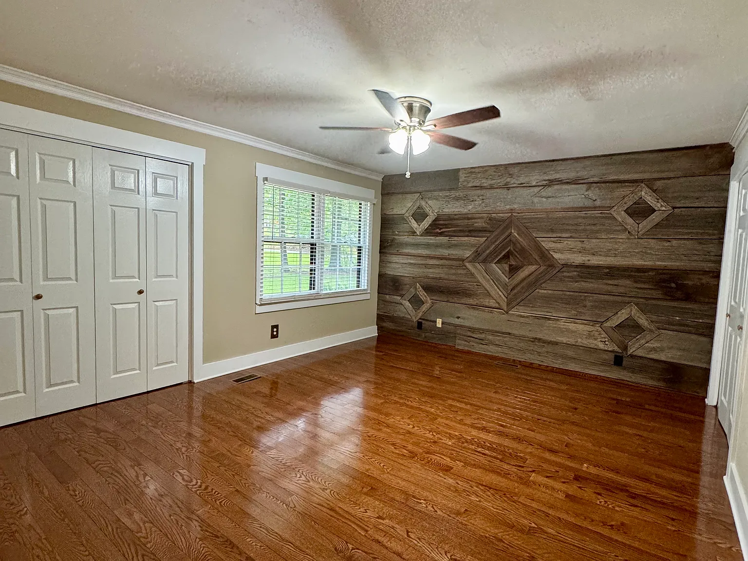 907 Vaughn Dr — Photo 3