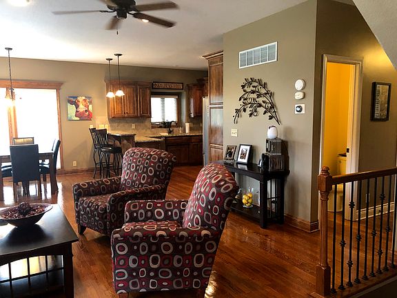5th image of 1109 NW Burr Oak Ln