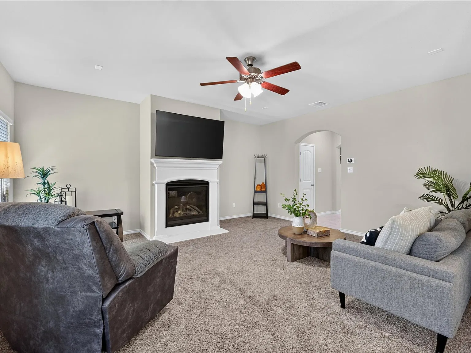 3 bed, 2025 sqft, $2,600 — Photo 1