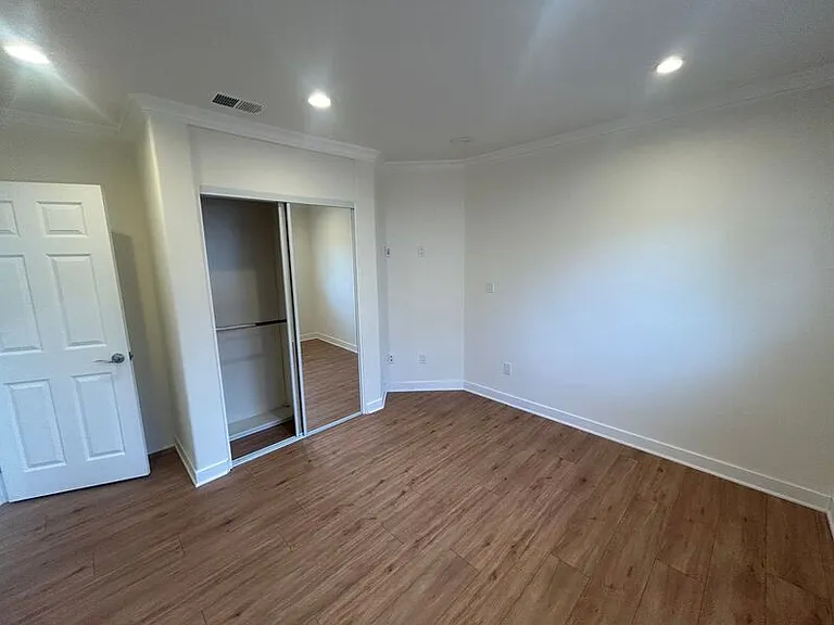 648 W Howard St — Photo 15