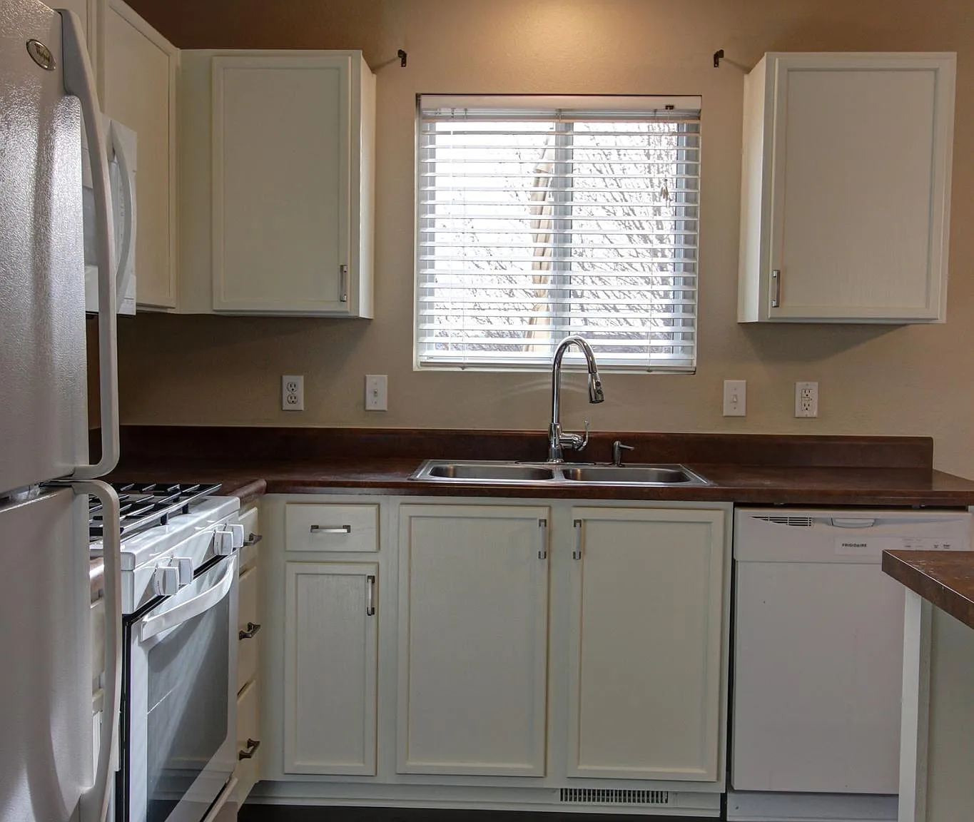 3 bed, 1348 sqft, $1,900 — Photo 2
