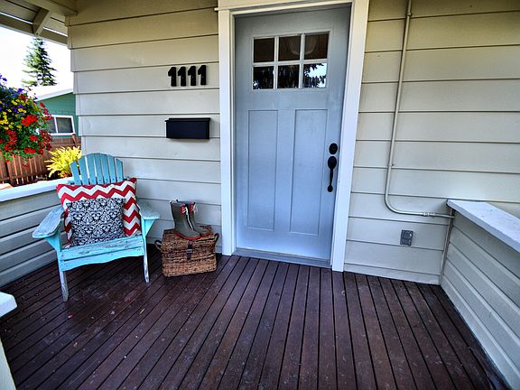 cute covered front porch