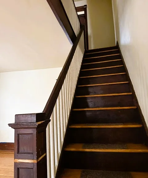 Stairwell going to 2nd floor bedrooms.
