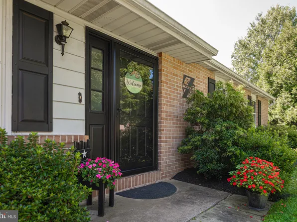 85 Country Ln, Pottstown, PA 19465