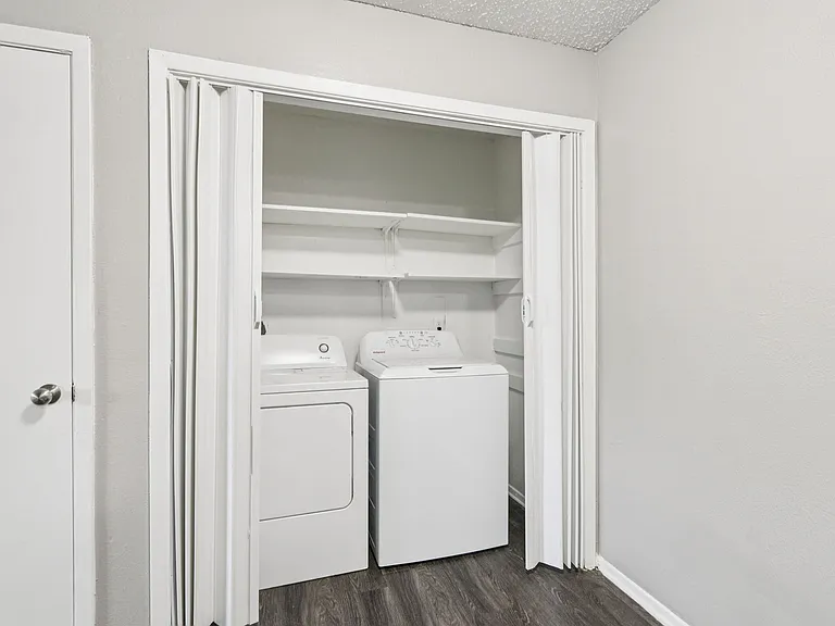 B1 - 2BD, 2BA - 920SF - Laundry