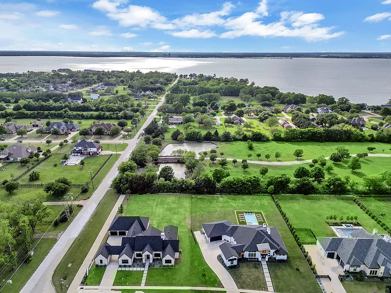 Short distance to Lake Ray Hubbard and Terry Park