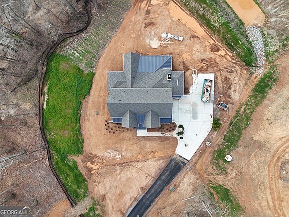 3rd image of 2091 Wilkie Rd