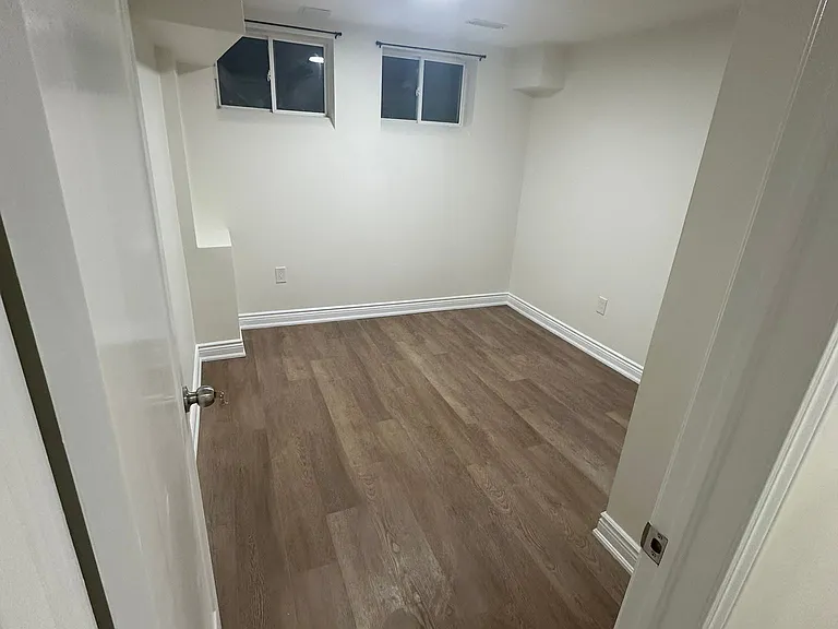 138 Sutherland Ave — Photo 8
