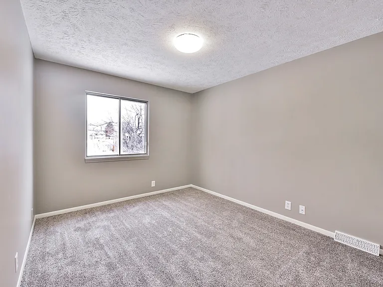 6804 S 140th Ave — Photo 20