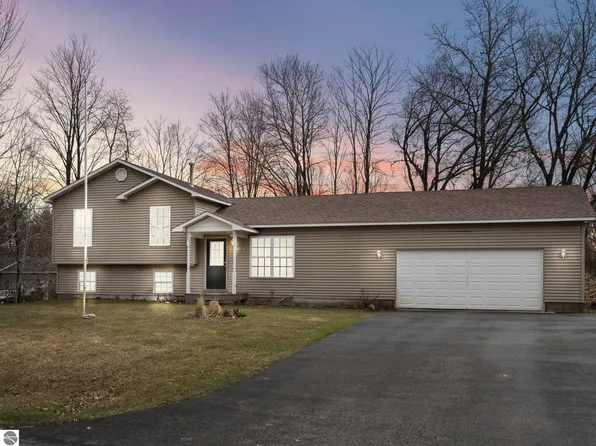 10077 Betsie Creek Dr, Interlochen, MI 49643